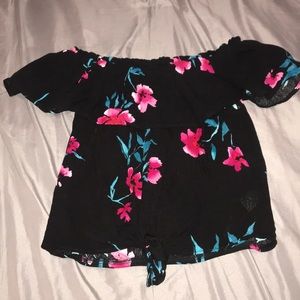 Cute off the shoulder top🤩